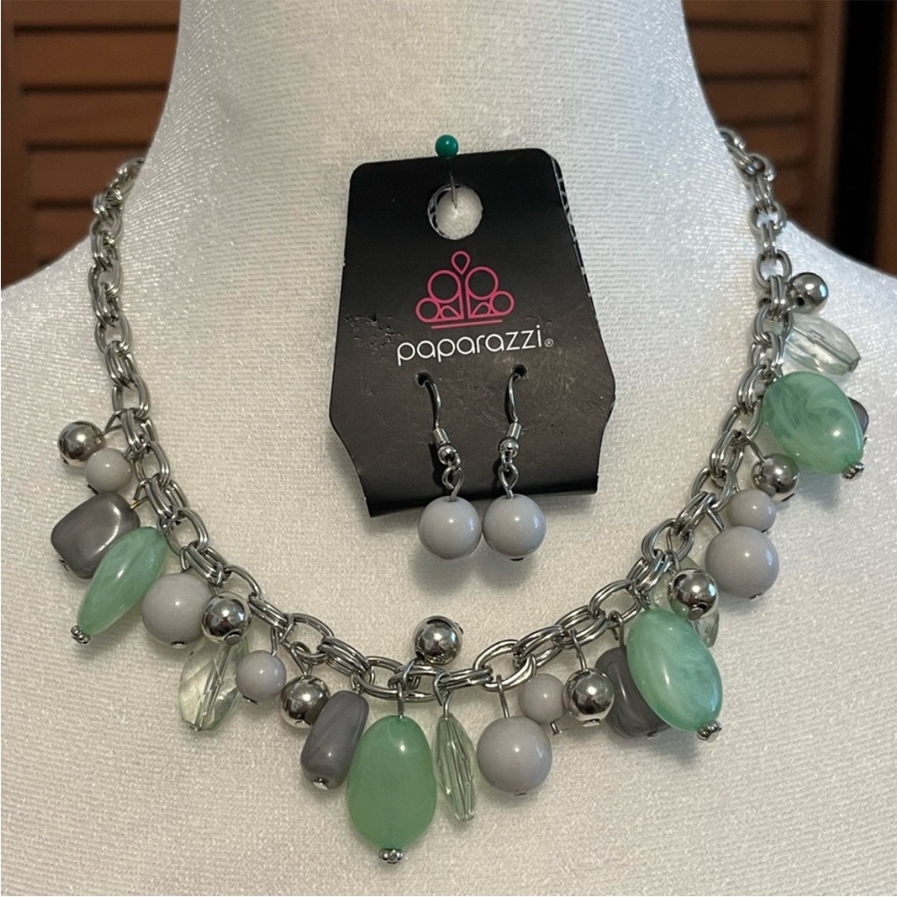 5 necklace Bundle - Picture 4 of 6